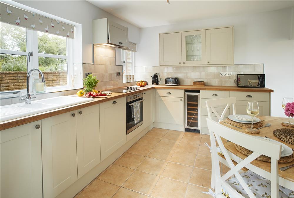Fully equipped kitchen with table and four chairs at Wharf Cottage, Wootton Wawen
