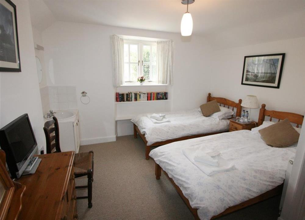 Rear twin bedroom with garden views at Wharfinger in Bude
