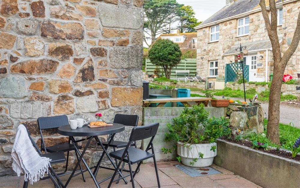 A fantastic little patio in the courtyard. at Wheal Charlotte Cottage in Marazion