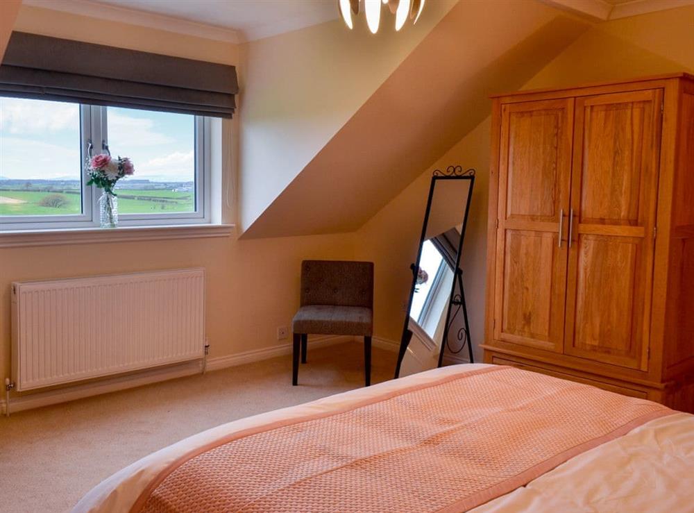 Relaxing bedroom with kingsize bed (photo 2) at Wheatfield House in Kilmaurs, near Kilmarnock, Ayrshire
