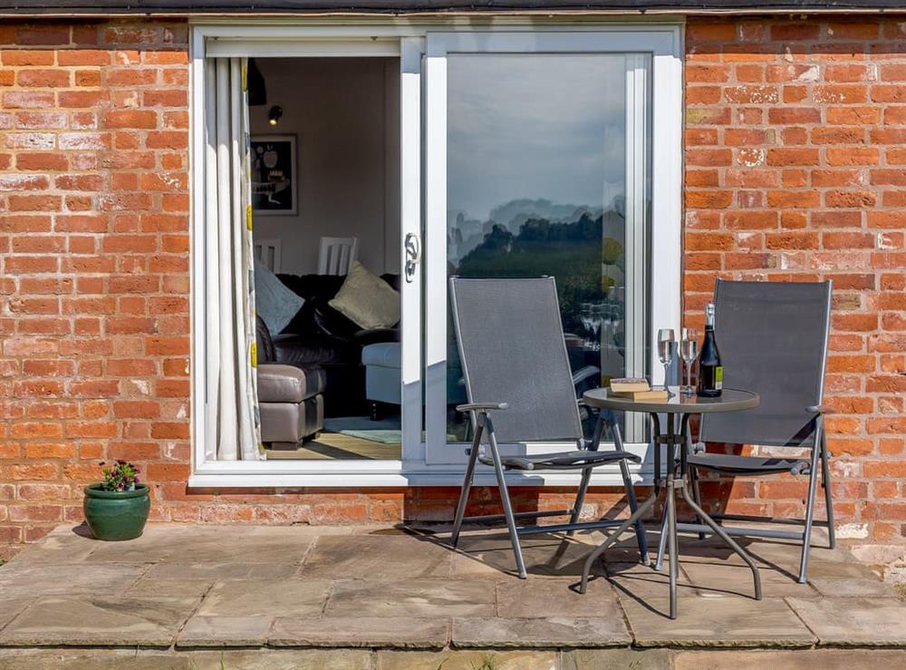 Sitting-out-area at Wheelhouse Cottage in Ocle Pychard, Herefordshire