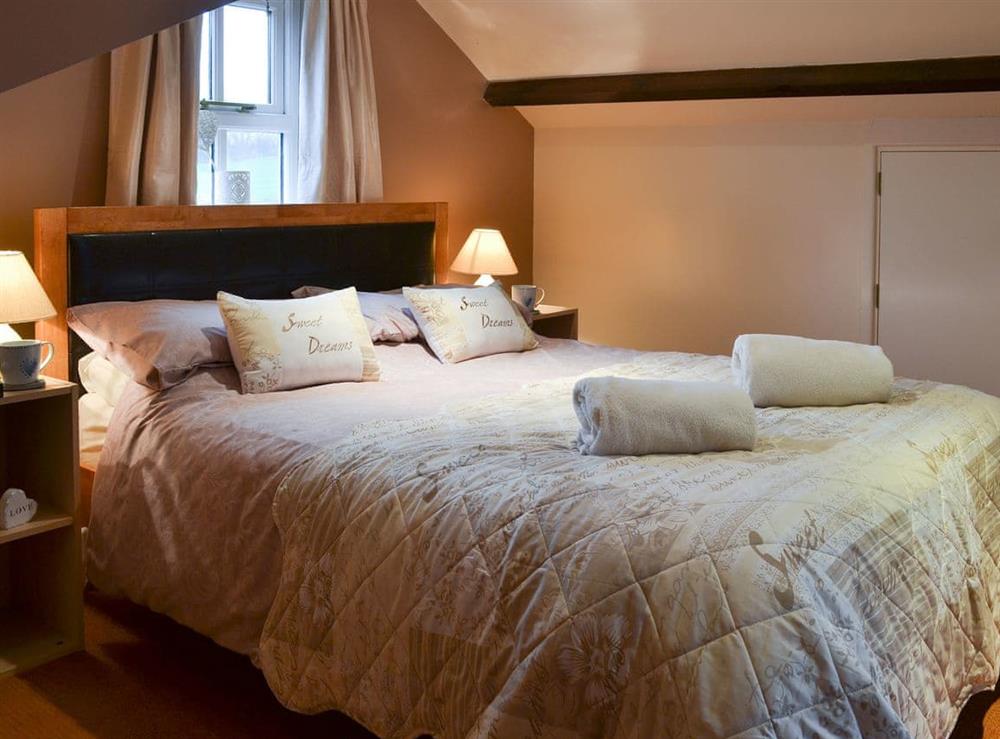 Cosy and comfortable double bedroom at Wheelwright Cottage in Beaworthy, Devon