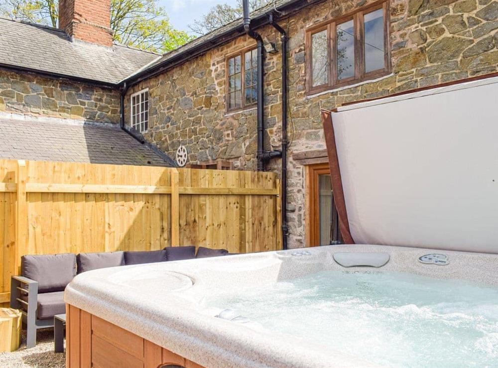 Hot tub at Wheelwright Cottage in Clunbury, Shropshire