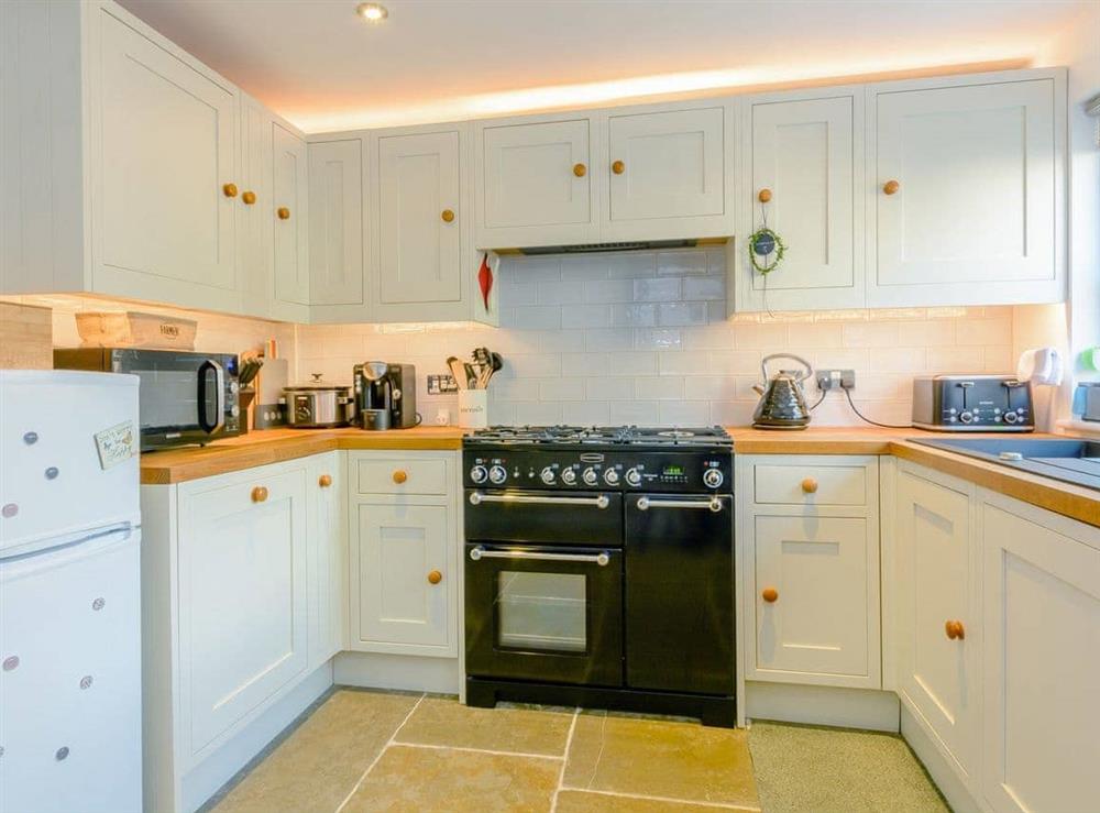 Fully appointed fitted kitchen at Whibberley Cottage in Ashford-in-the-Water, near Bakewell, Derbyshire