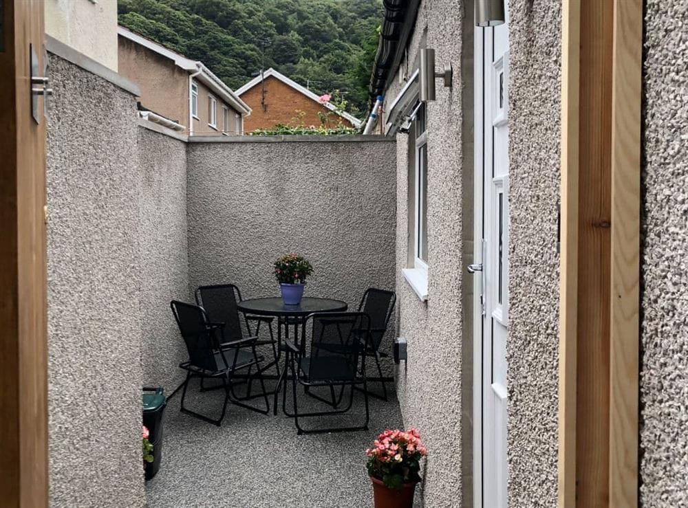 Sitting-out-area at Whinacres Cottage @1894 in Conwy Morfa, Gwynedd