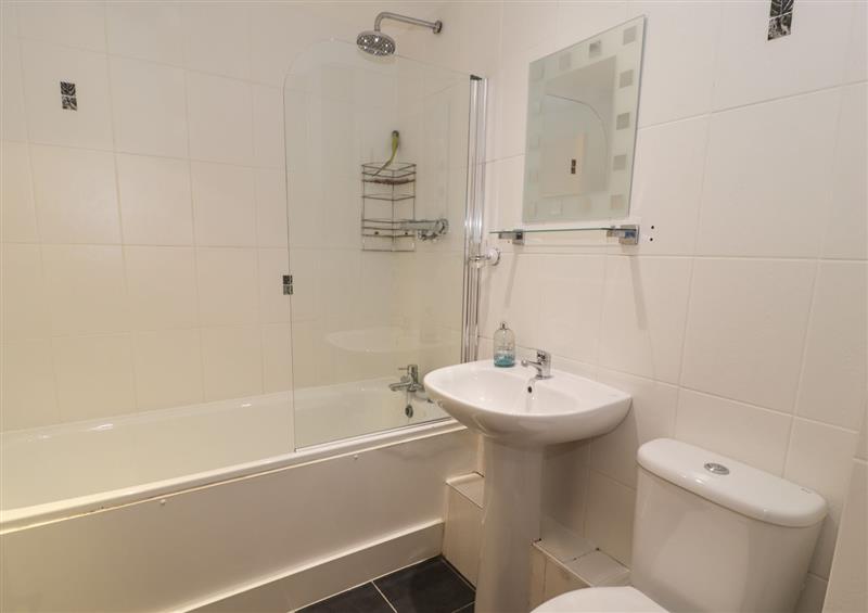 The bathroom at Whistle Stop Apartment, Porthmadog