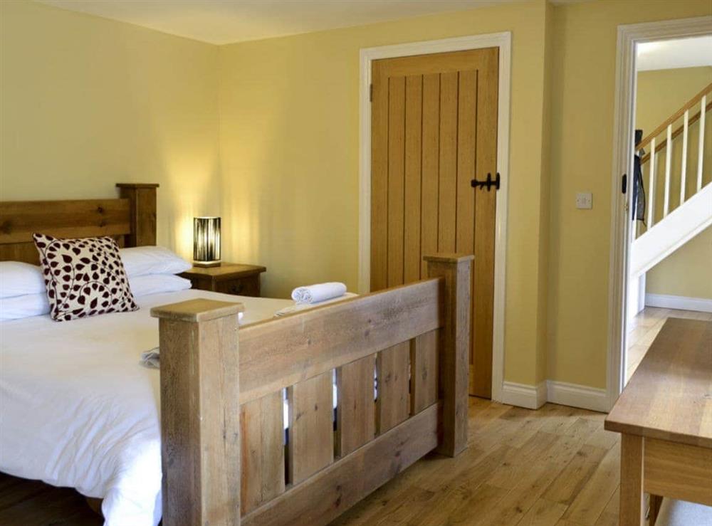 Double bedroom with en-suite at White Dove Barn in Wembury, Devon