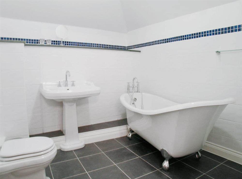 En-suite bathroom at White Dove Barn in Wembury, Devon