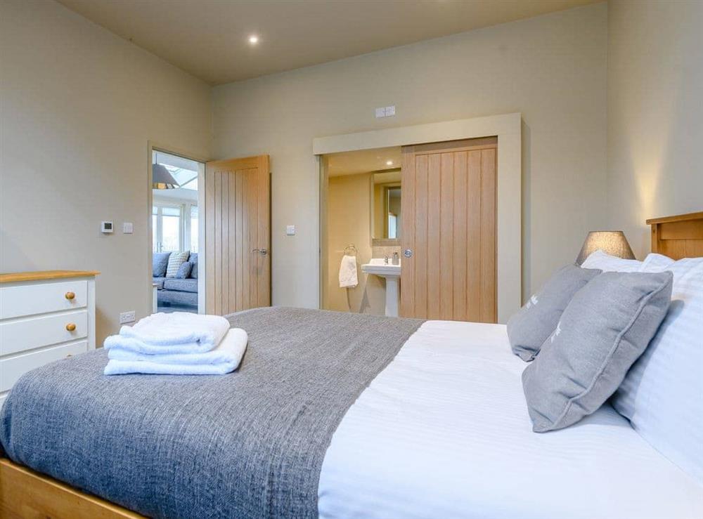 Ground floor bedroom boasting en-suite facilities at Heveningham Farmhouse, 