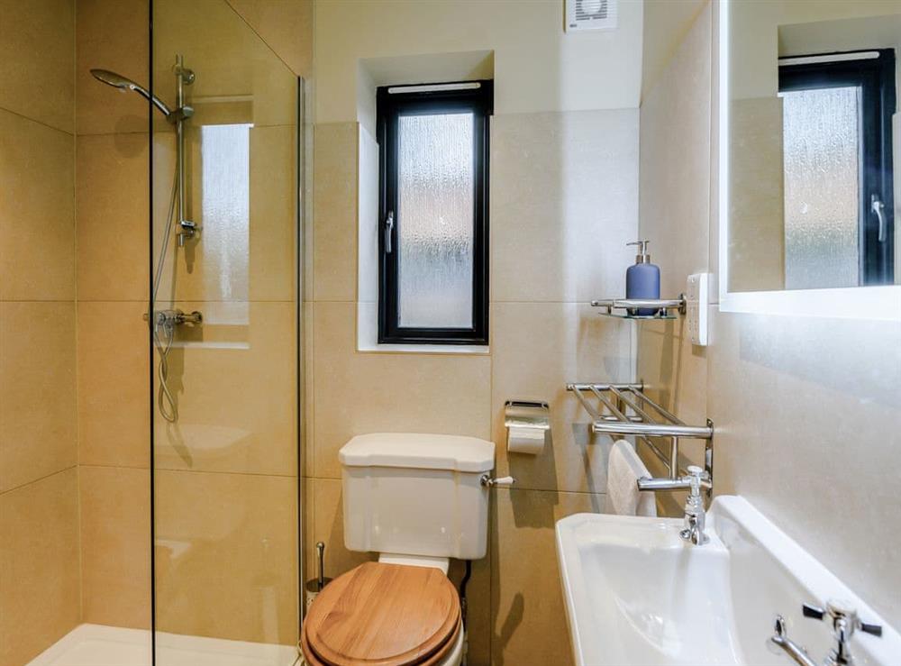 En-suite with shower cubicle at Holton Barn, 