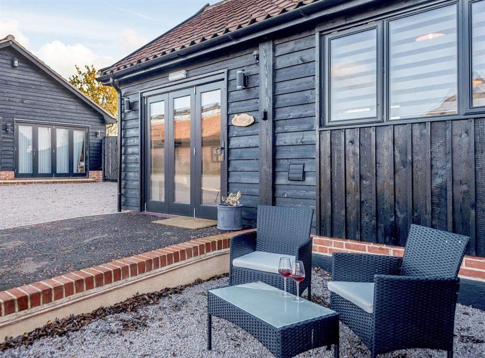 Gravelled patio area with outdoor furniture at Laxfield Barn, 