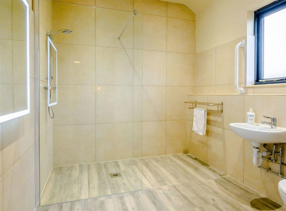 En-suite shower room at Walpole Barn, 
