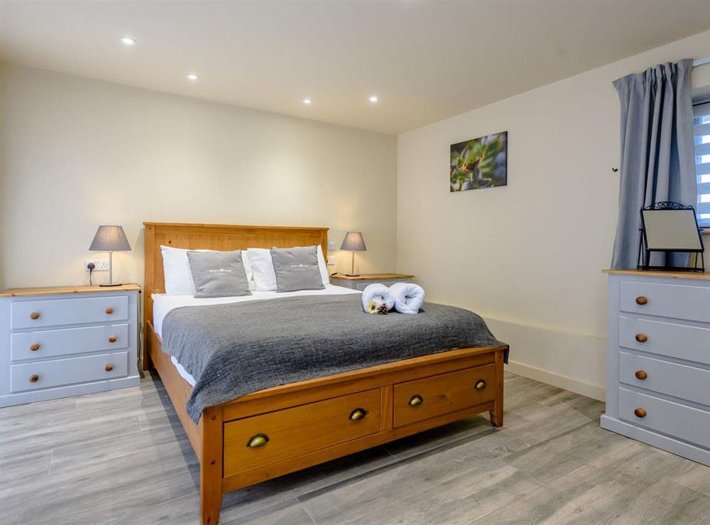 Spacious bedroom with kingsize bed and en-suite at Yoxford Barn, 