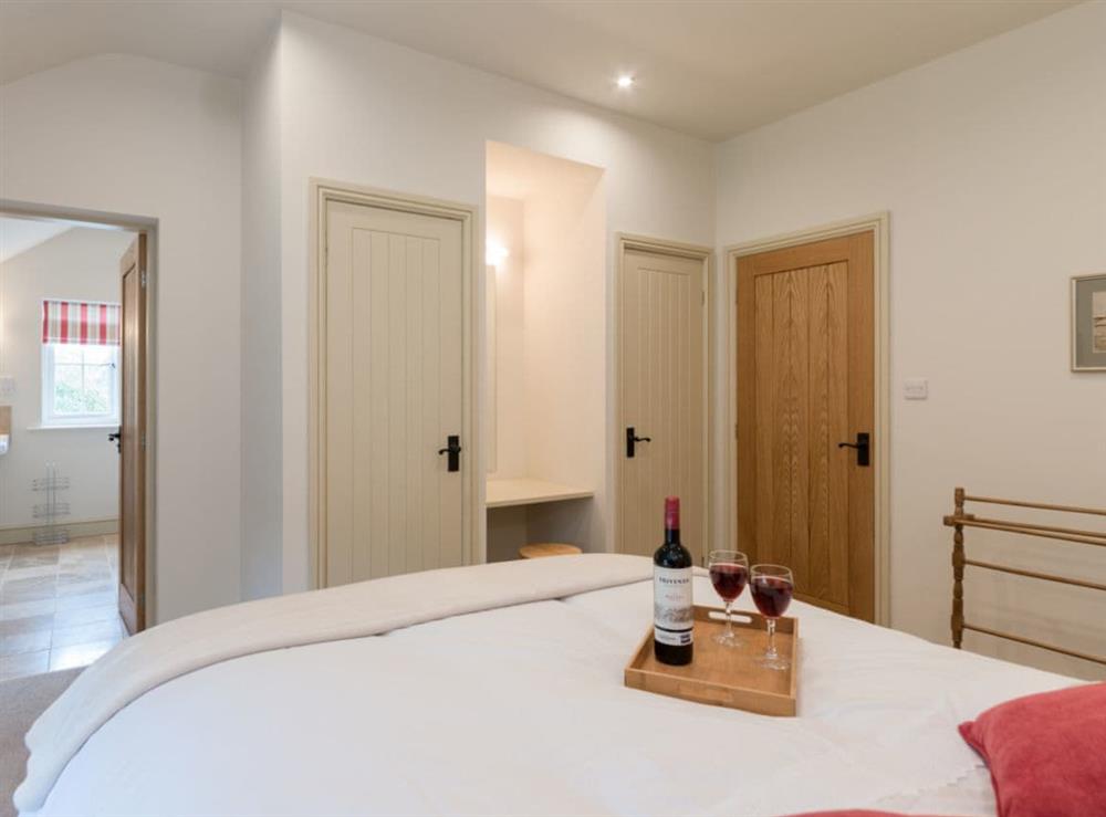 Double bedroom with en-suite at White Lodge Cottage in Carlton Miniott, near Thirsk, North Yorkshire