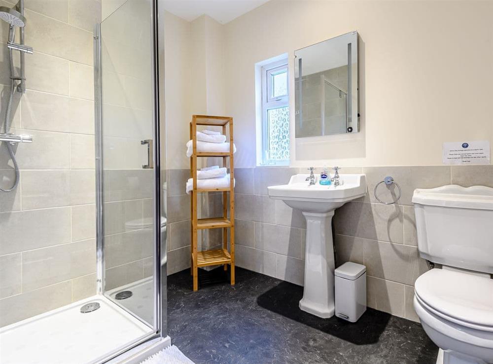 Good-sized shower room at White Oak Cottage in Hagworthingham, near Horncastle, Lincolnshire