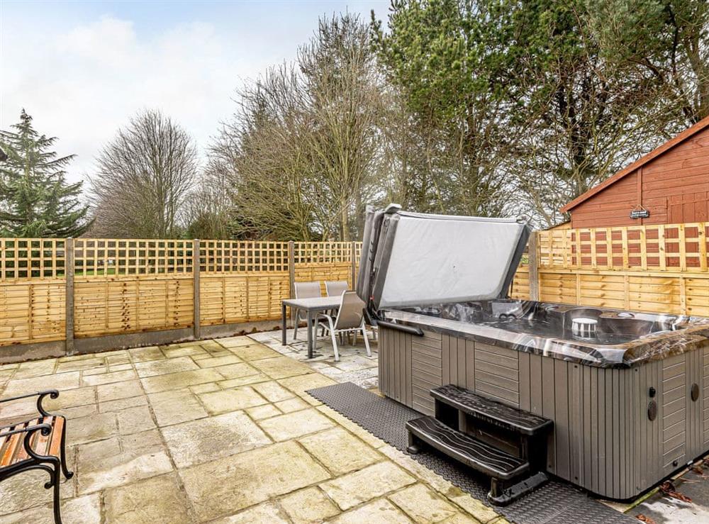 Luxurious hot tub on paved patio at White Oak Cottage in Hagworthingham, near Horncastle, Lincolnshire