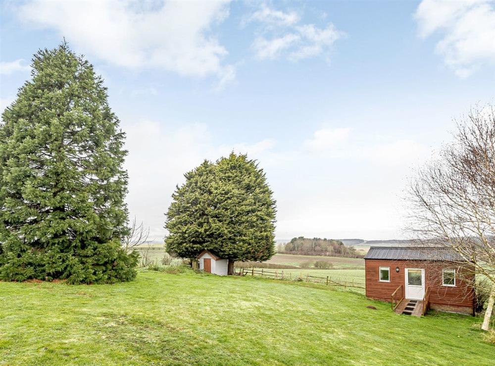 Spacious garden area at White Oak Cottage in Hagworthingham, near Horncastle, Lincolnshire