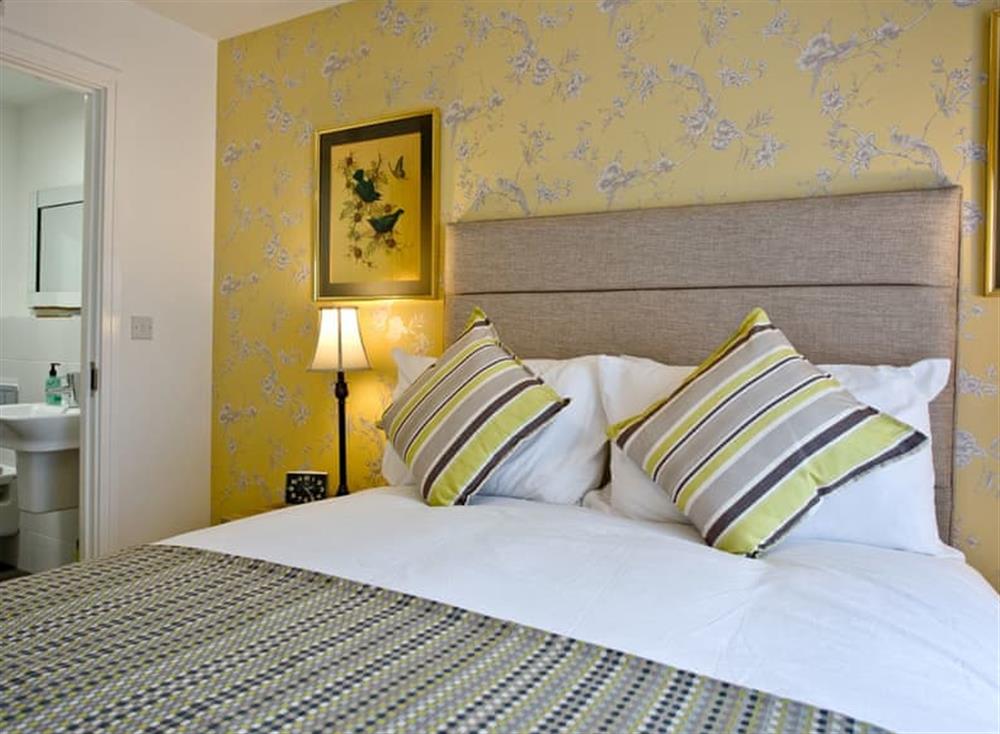 Peaceful en-suite double bedroom at White Rock in Paignton, Devon