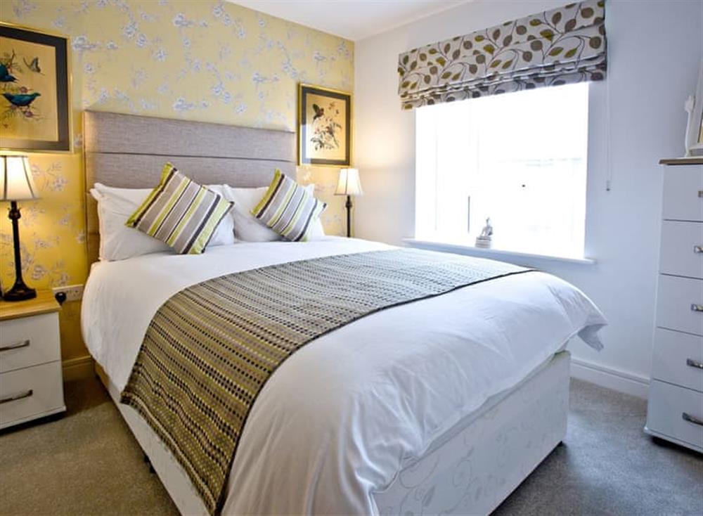 Relaxing en-suite double bedroom at White Rock in Paignton, Devon
