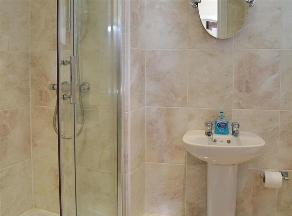 Lovely shower room at White Stones Cottage in Caister-on-Sea, near Great Yarmouth, Norfolk