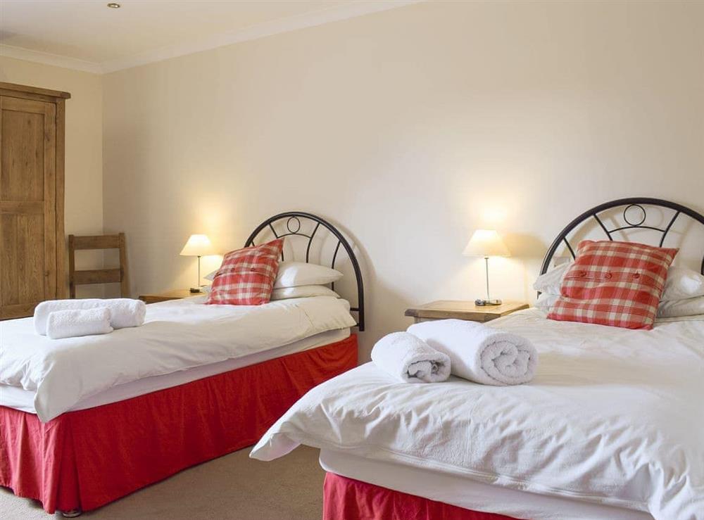 Good-sized twin bedroom with en-suite facilities at White Wisp in Kinross, Perth and Kinross