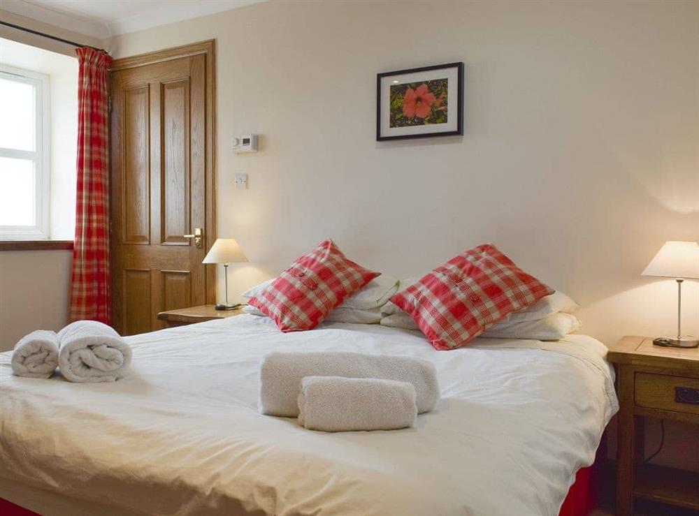 Relaxing double bedroom with en-suite facilities at White Wisp in Kinross, Perth and Kinross
