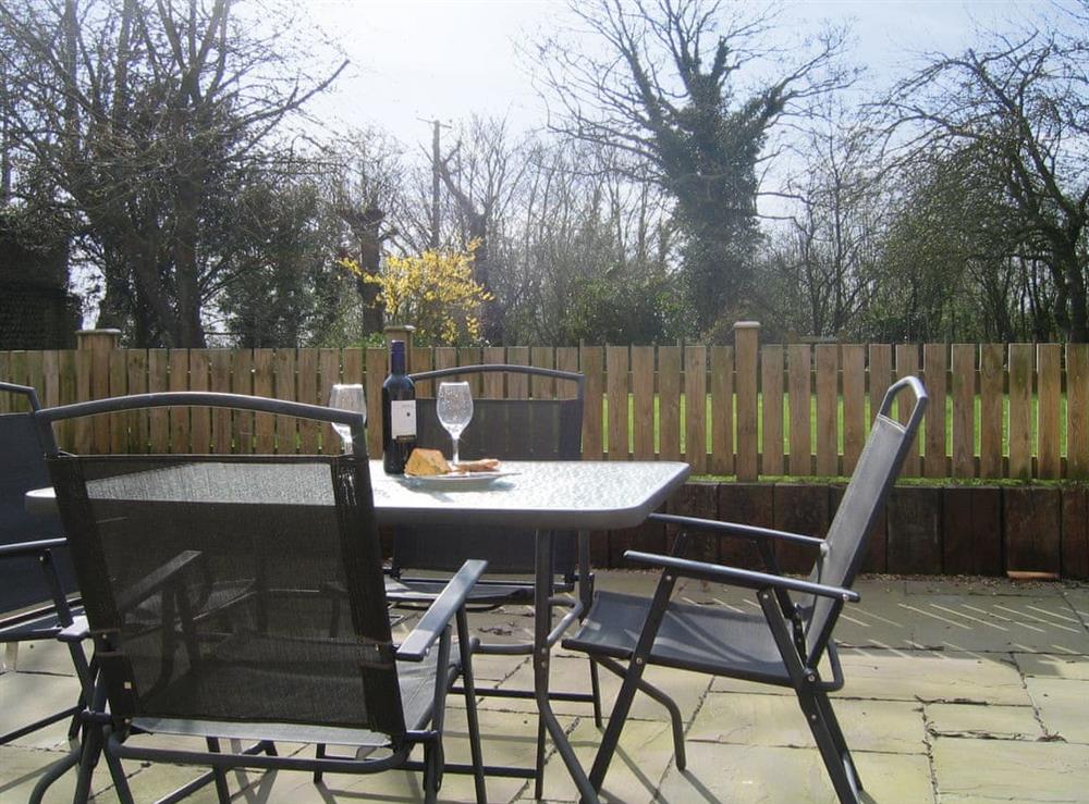 Enclosed courtyard with sitting-out area at The Granary, 