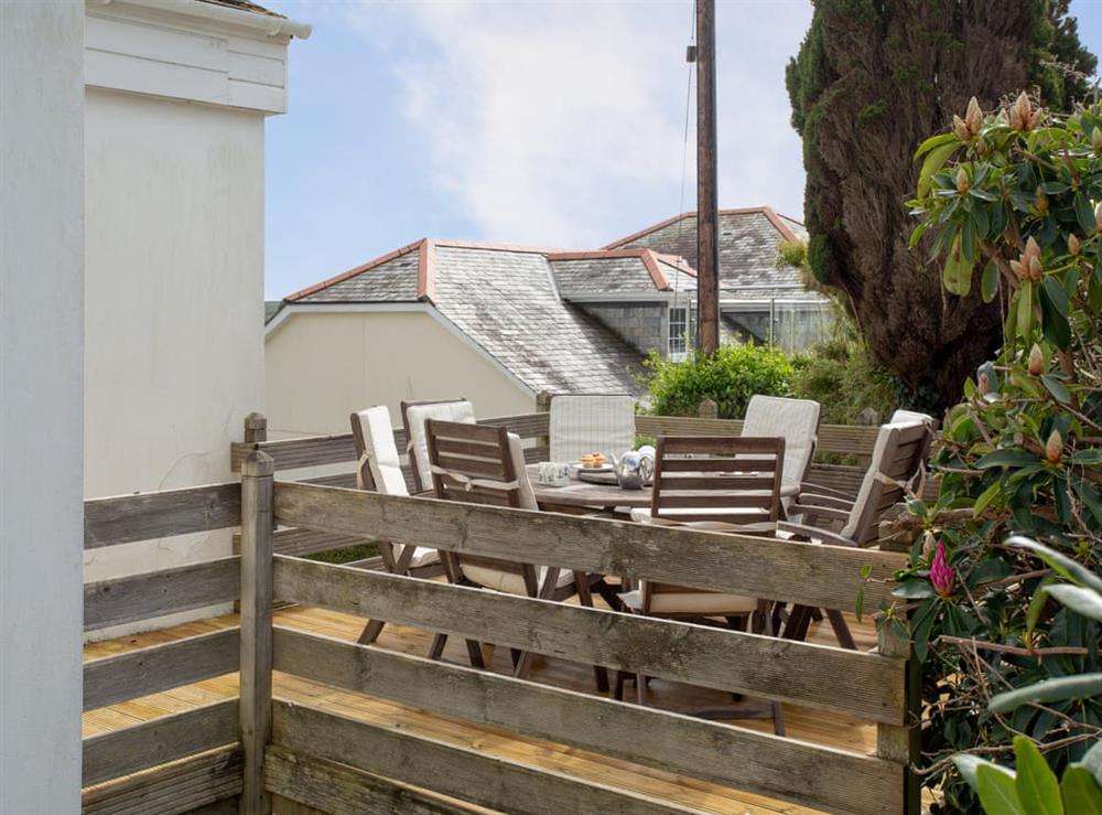 Sitting-out-area at Whitestones in St Mawes, Cornwall