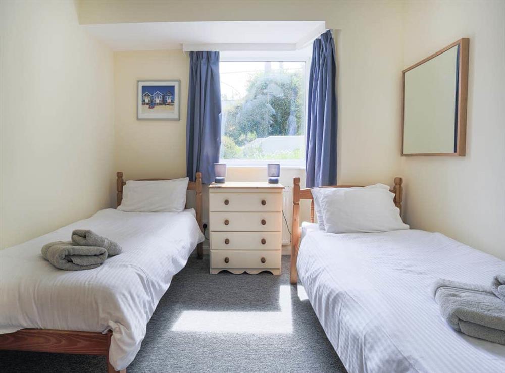Twin bedroom at Whitestones in St Mawes, Cornwall