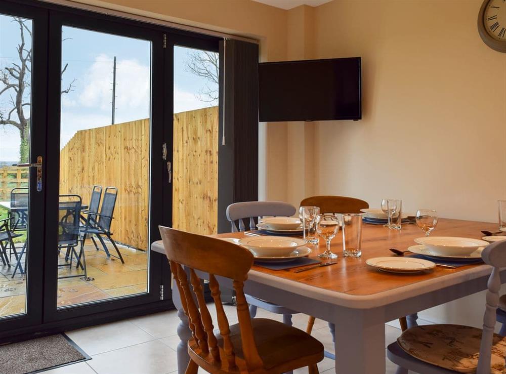 Dining are and bi fold doors leading to the patio at Woodland View, 