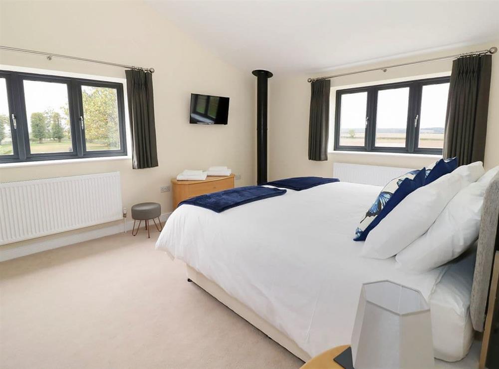 Relaxing double bedroom with en-suite (photo 2) at Woodland View, 