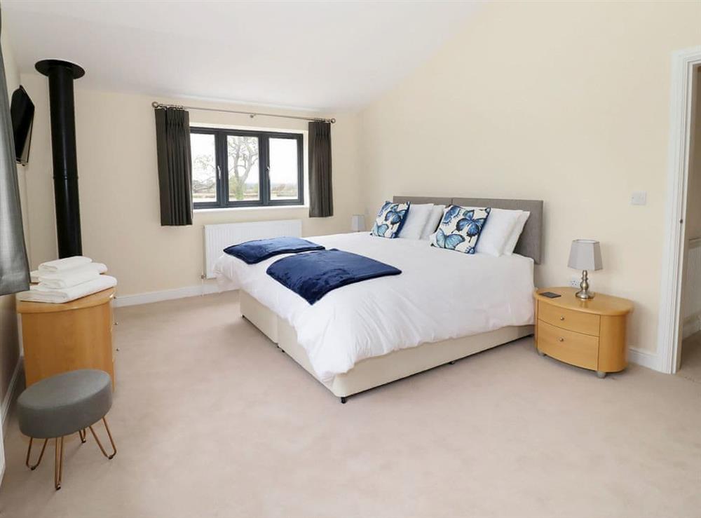 Relaxing double bedroom with en-suite at Woodland View, 