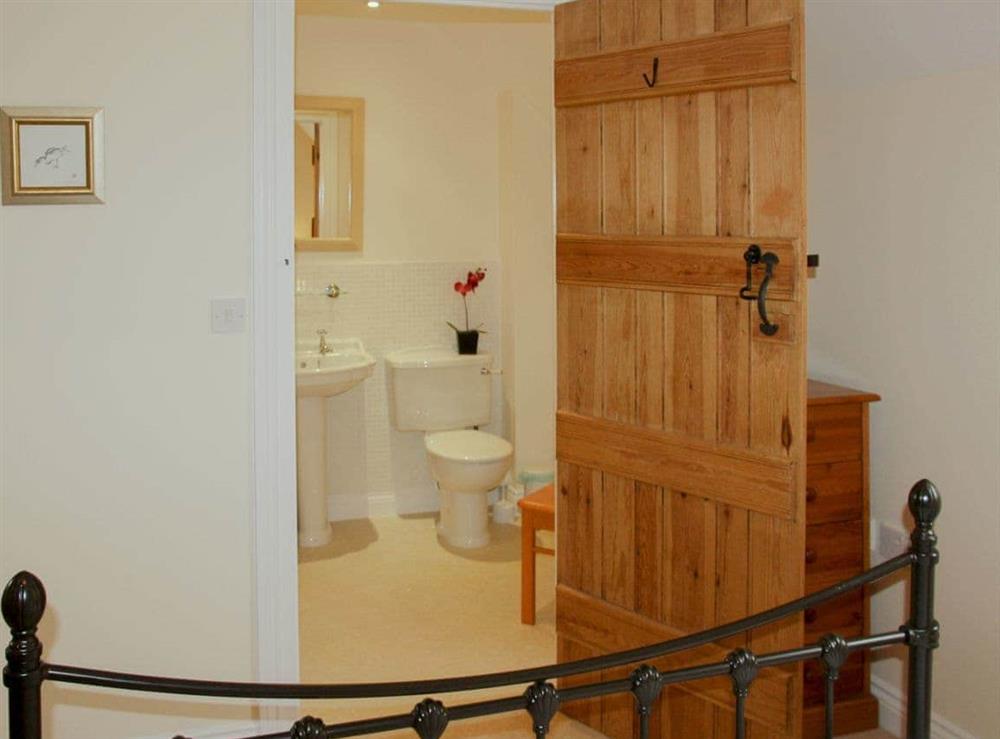 Charming double bedroom with en-suite (photo 2) at Willow Cottage in Paxford, near Chipping Campden, Gloucestershire