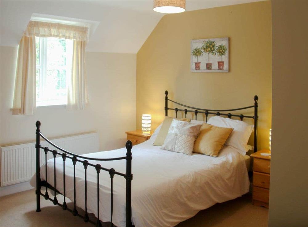 Charming double bedroom with en-suite at Willow Cottage in Paxford, near Chipping Campden, Gloucestershire