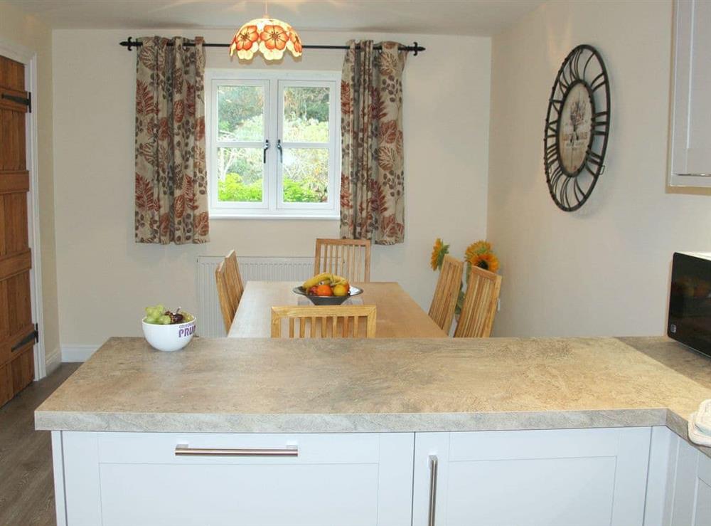 Kitchen/diner (photo 3) at Willow Cottage in Paxford, near Chipping Campden, Gloucestershire