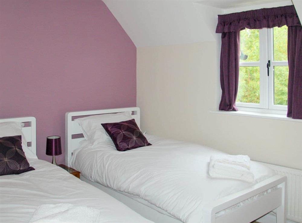 Twin bedroom at Willow Cottage in Paxford, near Chipping Campden, Gloucestershire