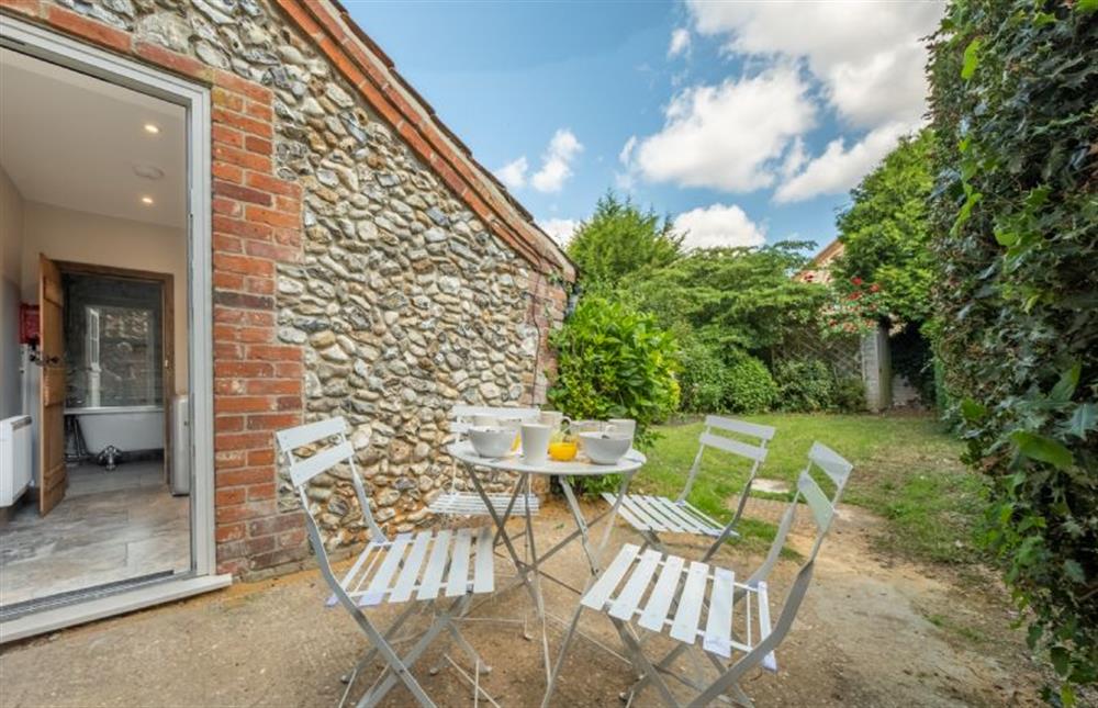 How about breakfast outside? at Willow Cottage, South Creake near Fakenham