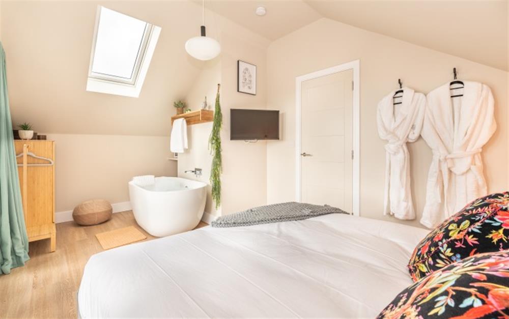 Bedroom with Dinkee bath at Willow Lodge in Glastonbury, Pilton