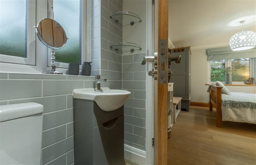 Ground floor: Master en-suite to the bedroom at Willow Lodge, Holme-next-the-Sea near Hunstanton