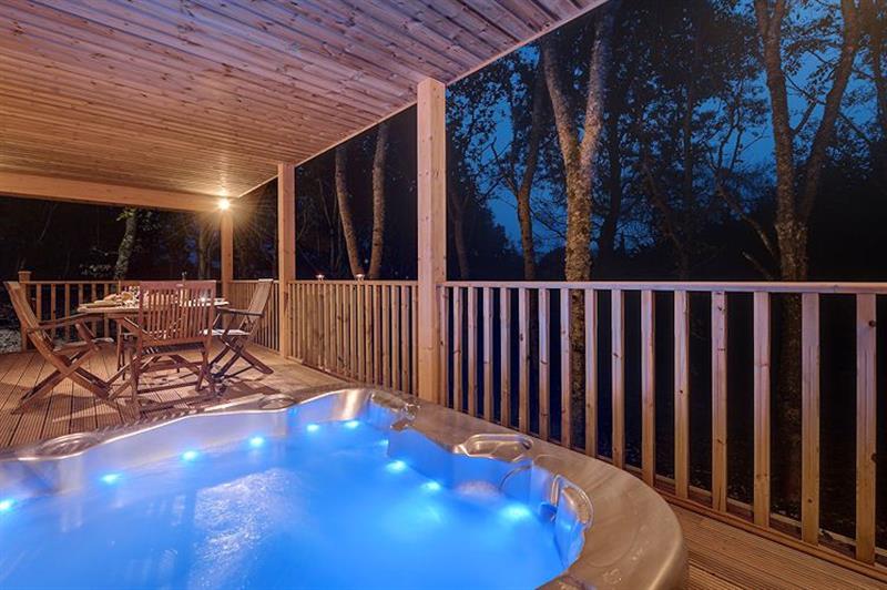 Hot tub on the decking at Willow Lodge - South View Lodges, Exeter, Devon