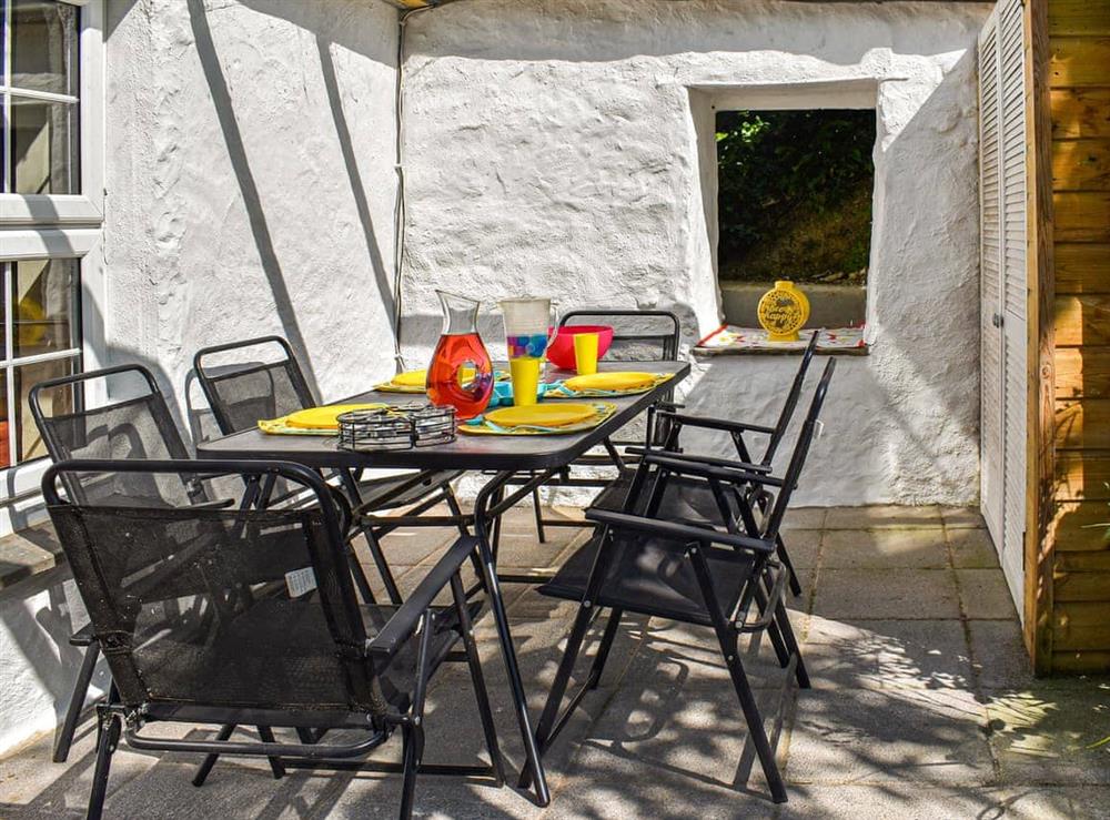 Sitting-out-area at Willow Tree Cottage in Angarrack, near Hayle, Cornwall
