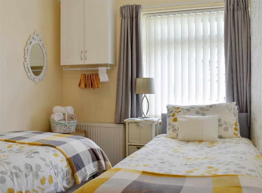 Comfy twin bedroom at Willow Tree Lodge in Whitwell, near Ventnor, Isle of Wight