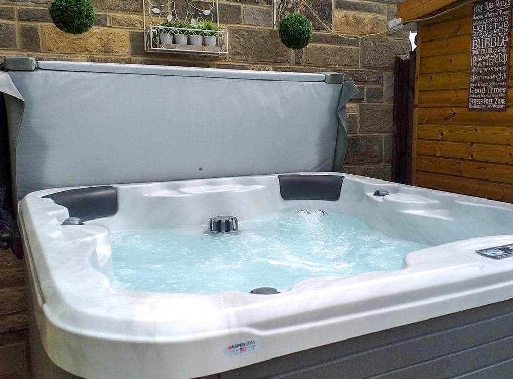 Relaxing hot tub at Willow Tree Lodge in Whitwell, near Ventnor, Isle of Wight