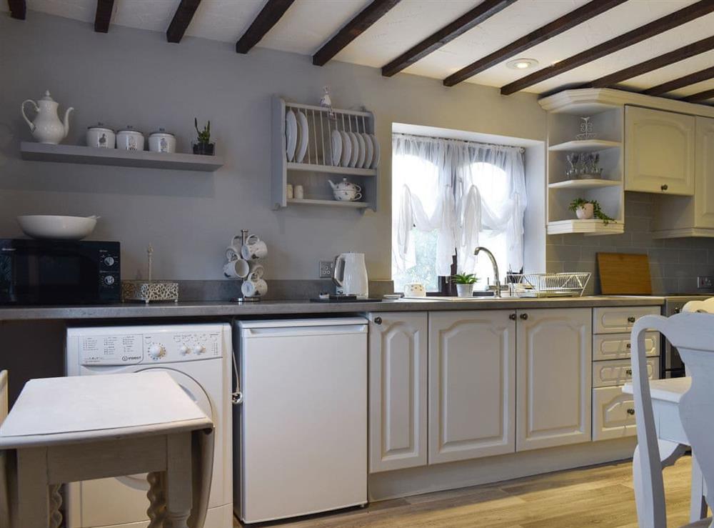 Fully appointed kitchen with dining area at Wilma Cottage in Geldeston, near Beccles, Suffolk