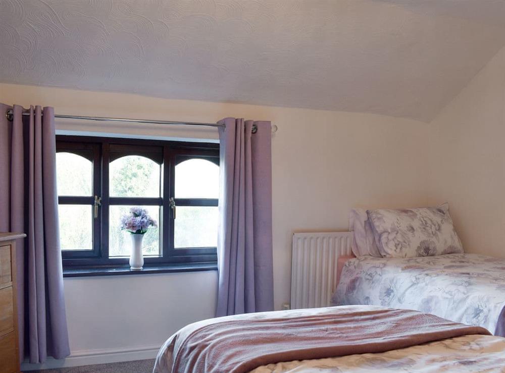 Spacious twin bedroom at Wilma Cottage in Geldeston, near Beccles, Suffolk