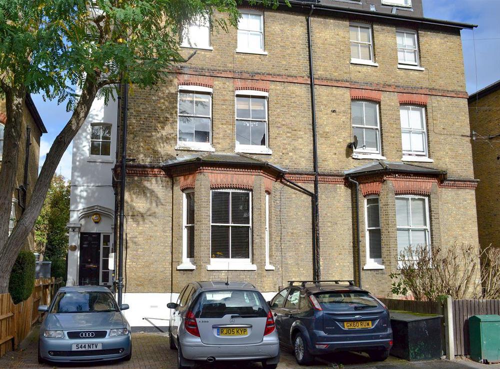 Wimbledon Village Apartment in Wimbledon, Greater London sleeps 4