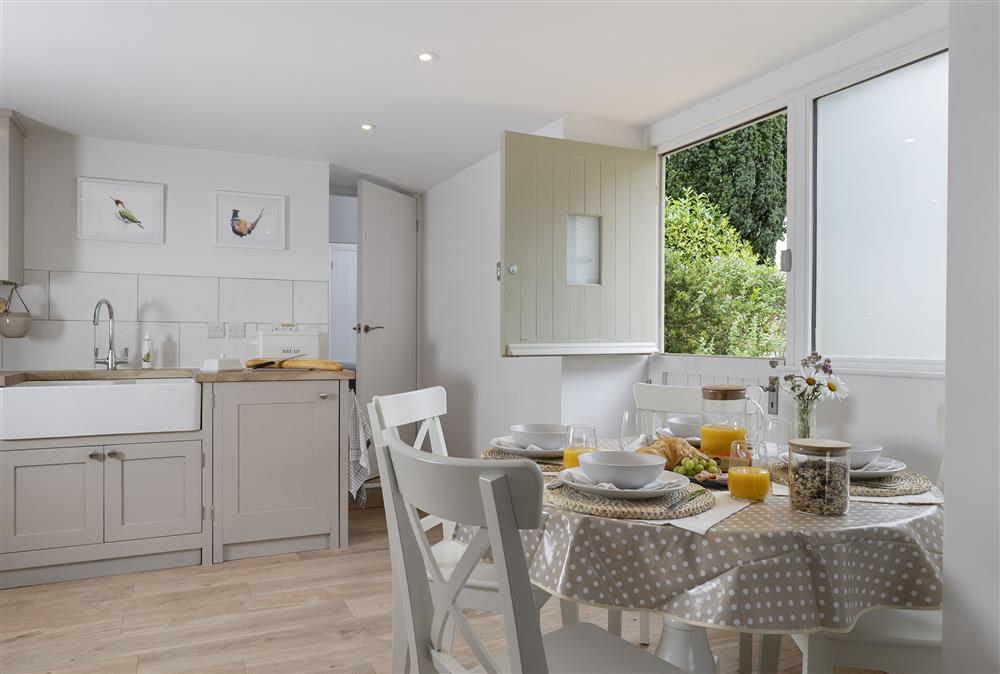 Ground floor: Kitchen with stable door leading out to the pretty gravelled area at Winacres Cottage, Box, near Stroud