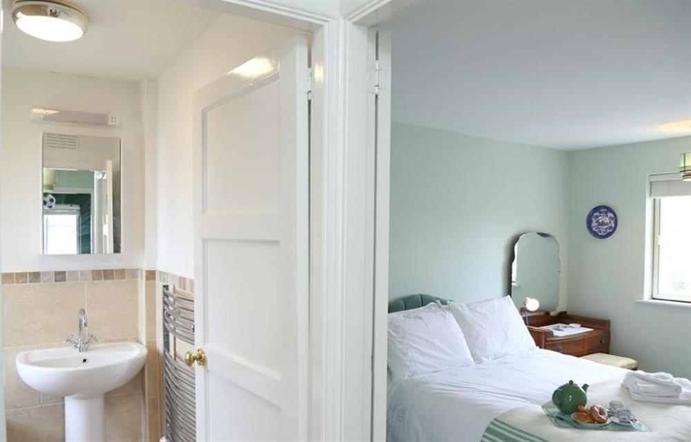 Double bedroom and en suite at Winchelsea Cottage, Winchelsea, Sussex