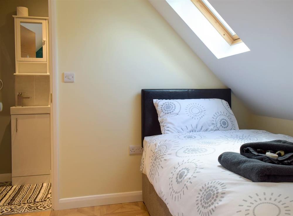 Twin bedroom with en-suite at Windhover in Glasbury, near Hay-on-Wye, Powys