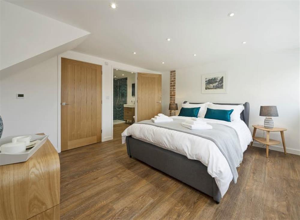 Spacious double bedroom with en-suite at The Cart Barn, 